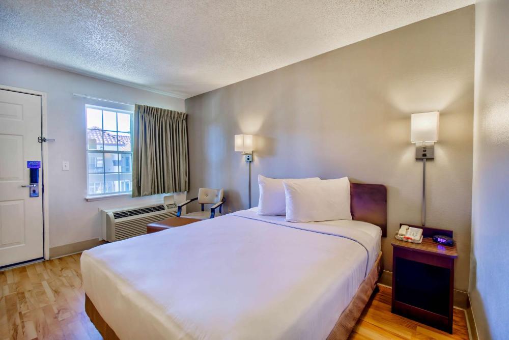 Queen Room - Non-Smoking interior